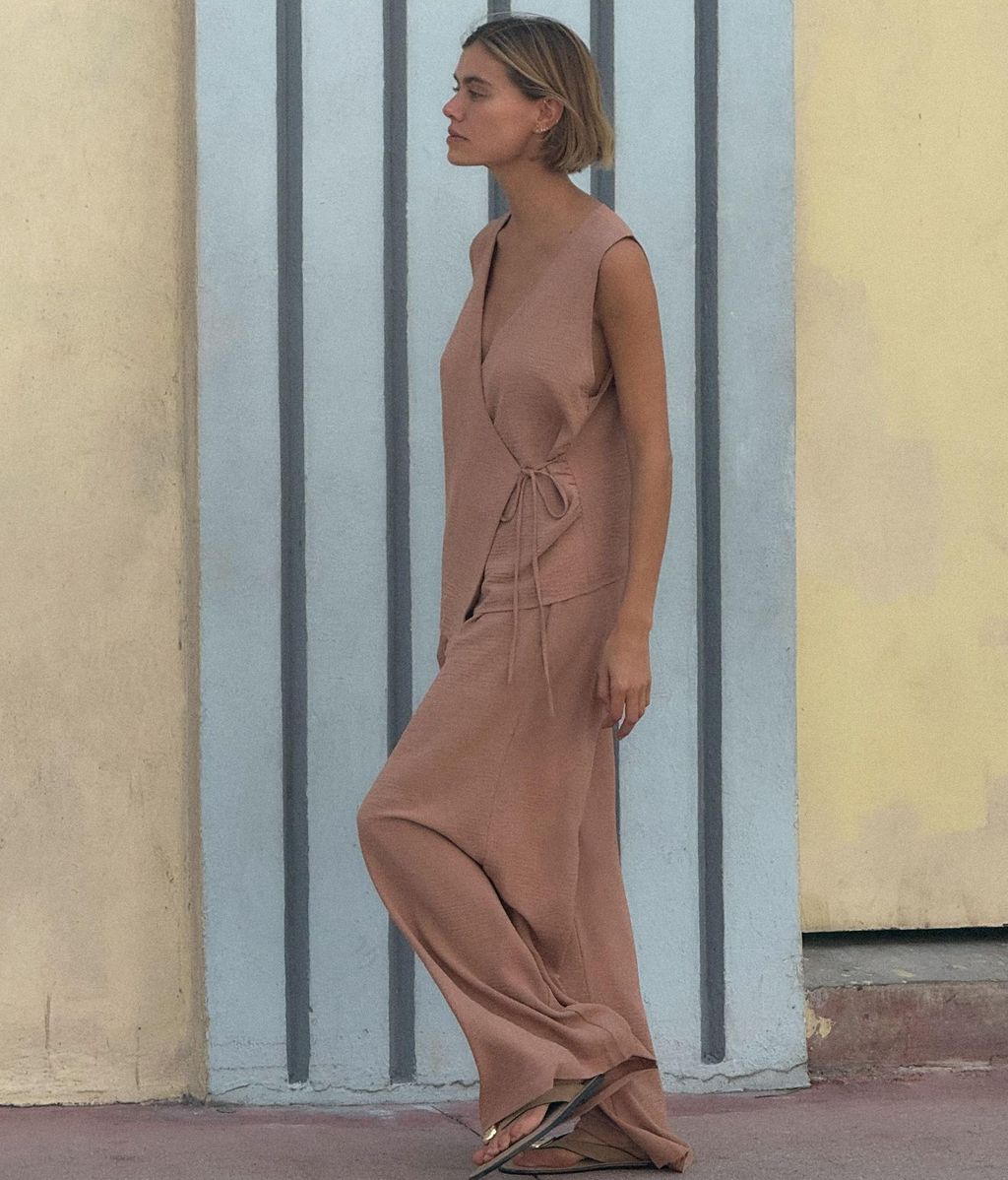 Conjunto de top cruzado y pantalón