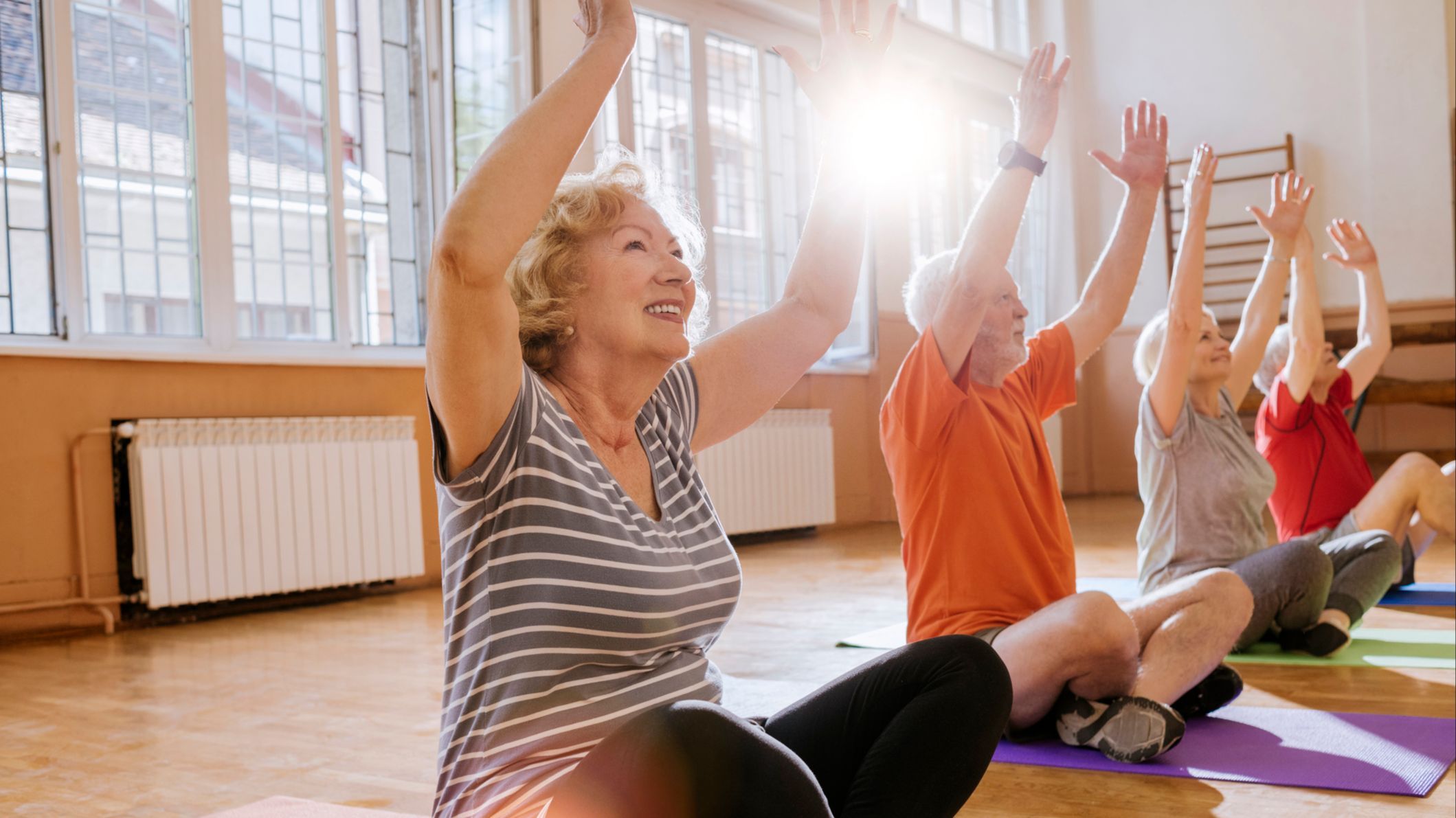 El doctor Attia recomienda realizar yoga o pilates semanalmente.