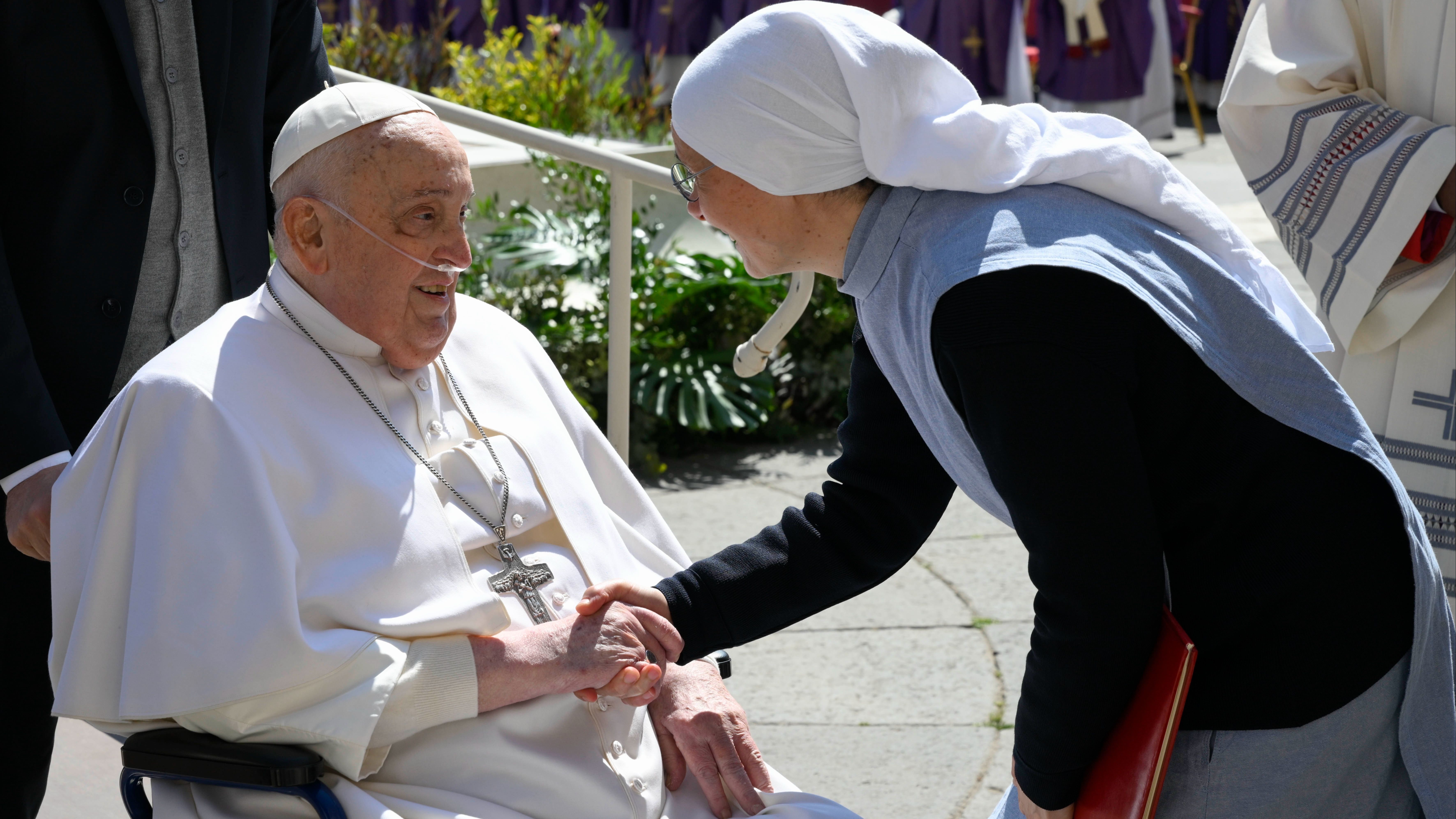 El papa Francisco saluda a una monja en la Plaza de San Pedro