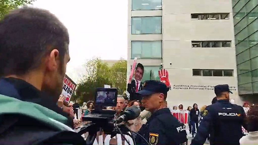 Entrada de Argüeso a declarar entre gritos y abucheos