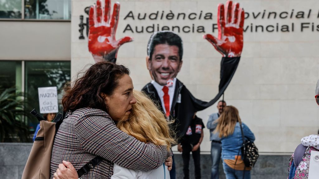 Los familiares de las víctimas de la DANA, rotos de dolor a las puertas del juzgado