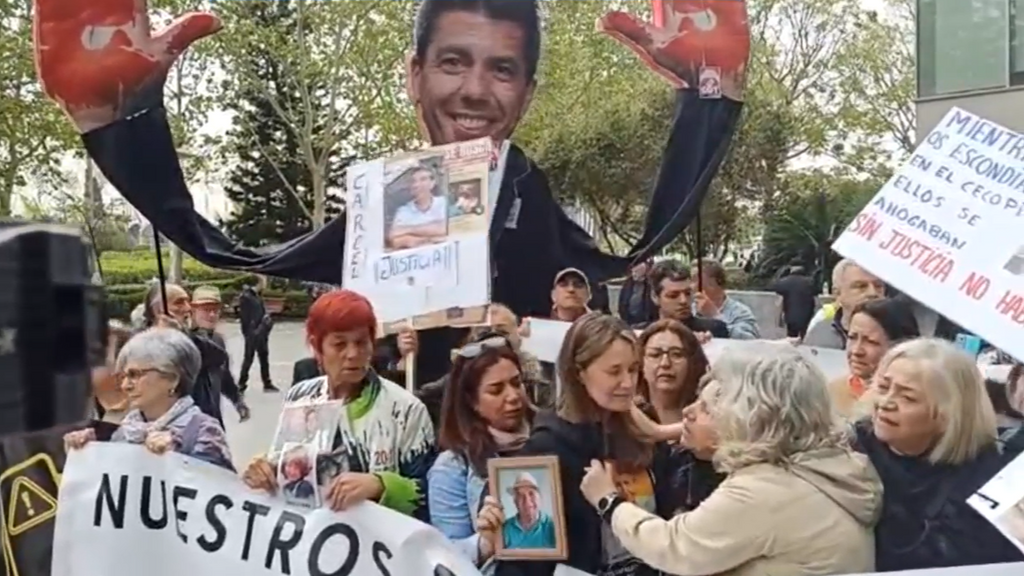 Los familiares de las víctimas reciben a los investigados entre gritos e insultos