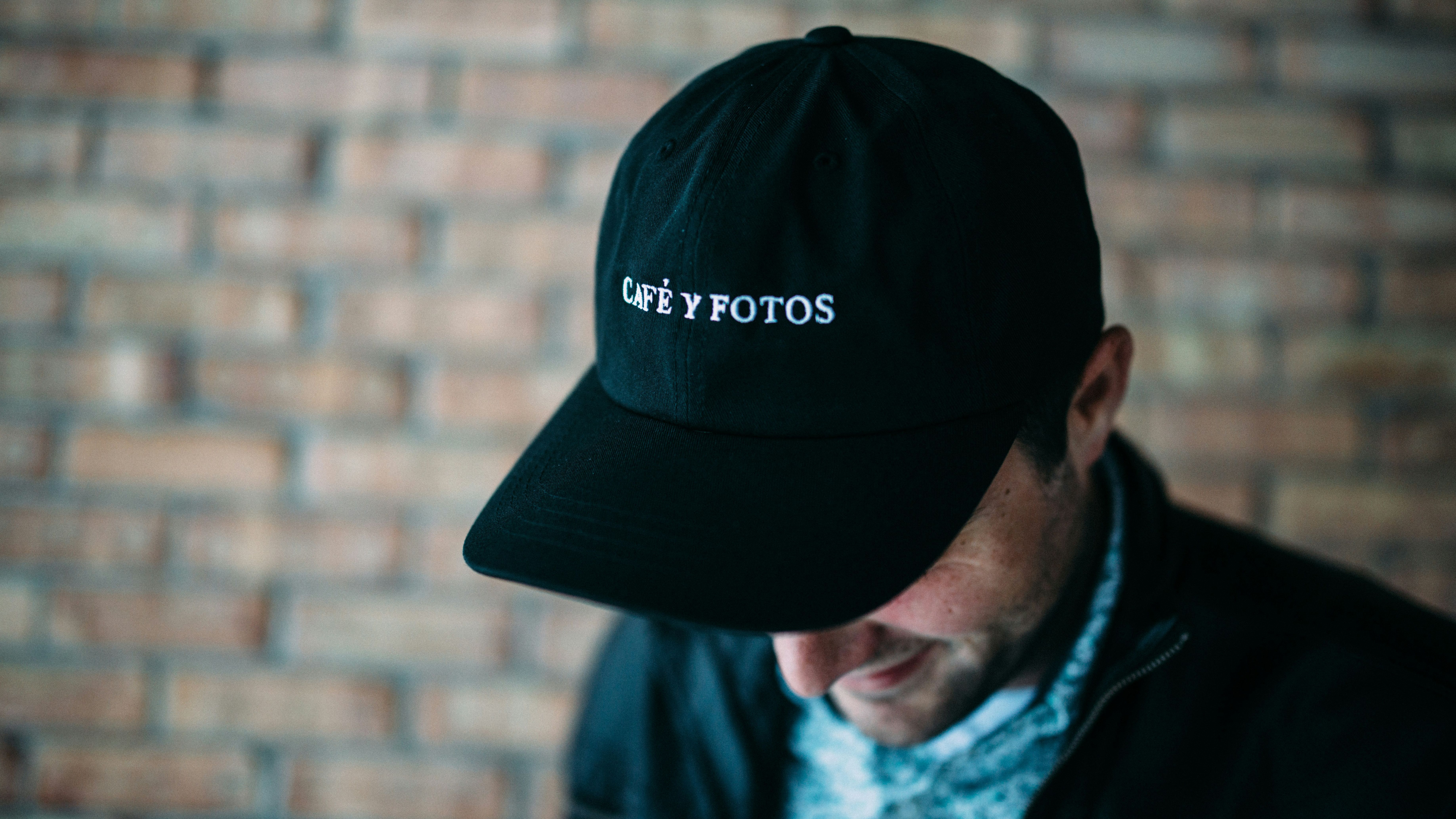 ¡Más de 50 y con gorra! El debate que arrasa: ¿estiloazo o toque moderno?