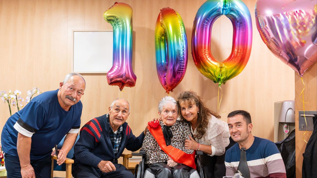 Imagen de archivo de una anciana en su 100º cumpleaños.