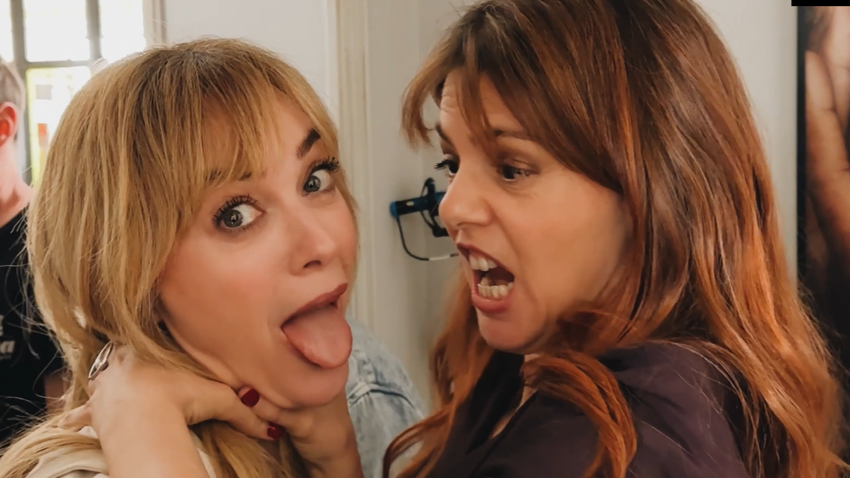 Las actrices Marta Hazas y Manuela Velasco bromean durante la despedida