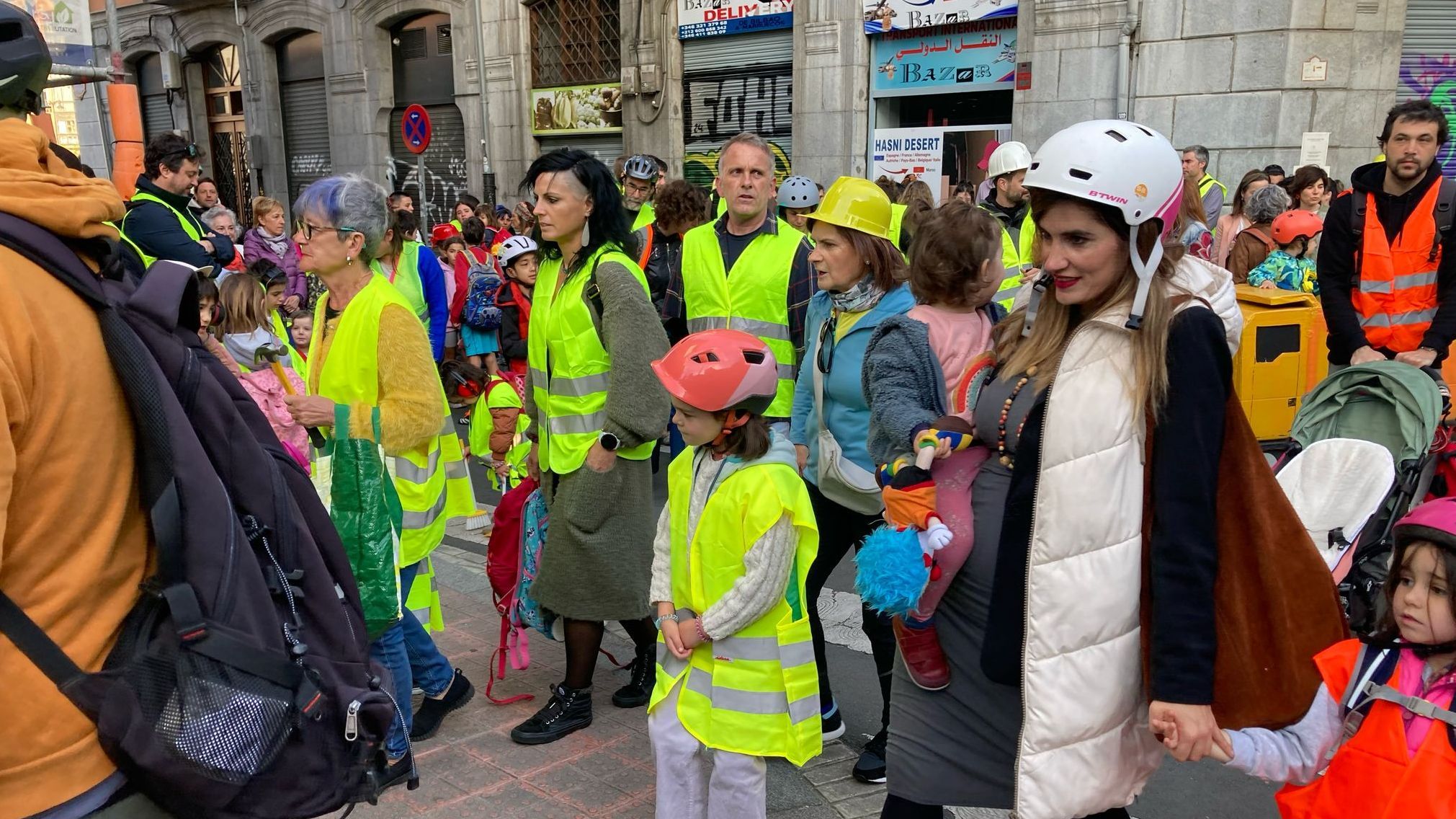 Los alumnos del colegio público Maestro García Rivero de Bilbao van a clase con cascos
