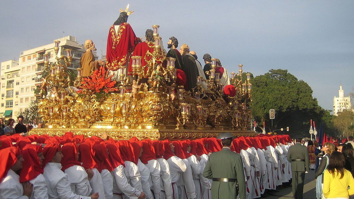 Los costaleros de la hermandad de la Sagrada Cena durante la Semana Santa de Málaga cargan el paso con un solo hombro