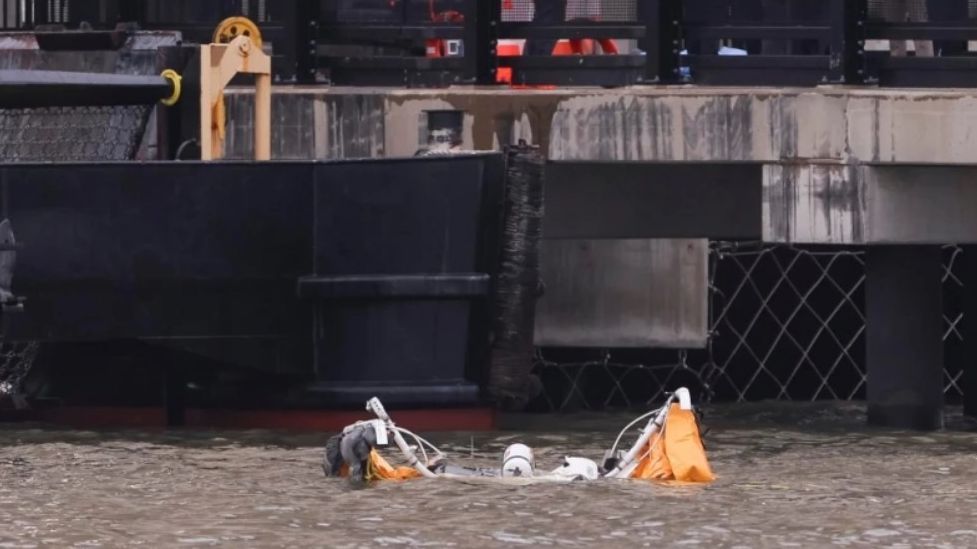 Momento en el que el cayó el helicóptero en el río Hudson.