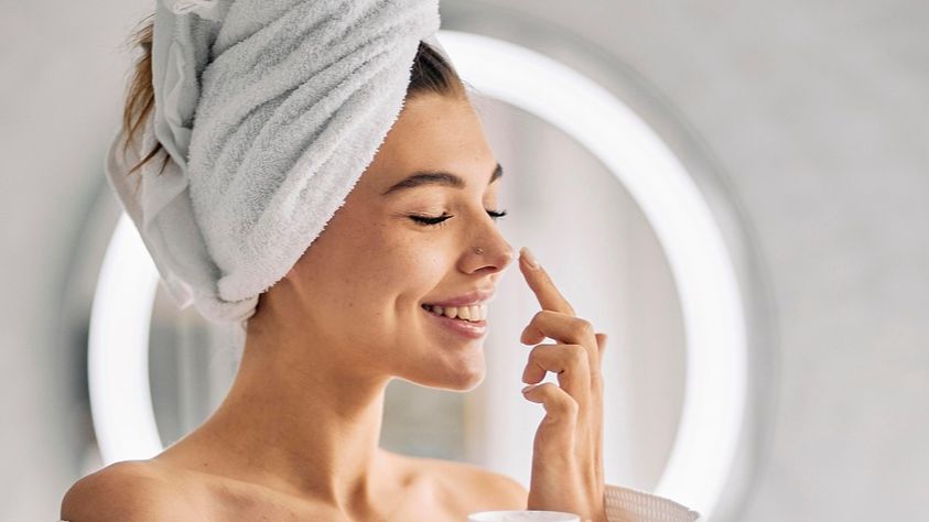 Mujer en plena rutina facial Mujer en plena rutina facial