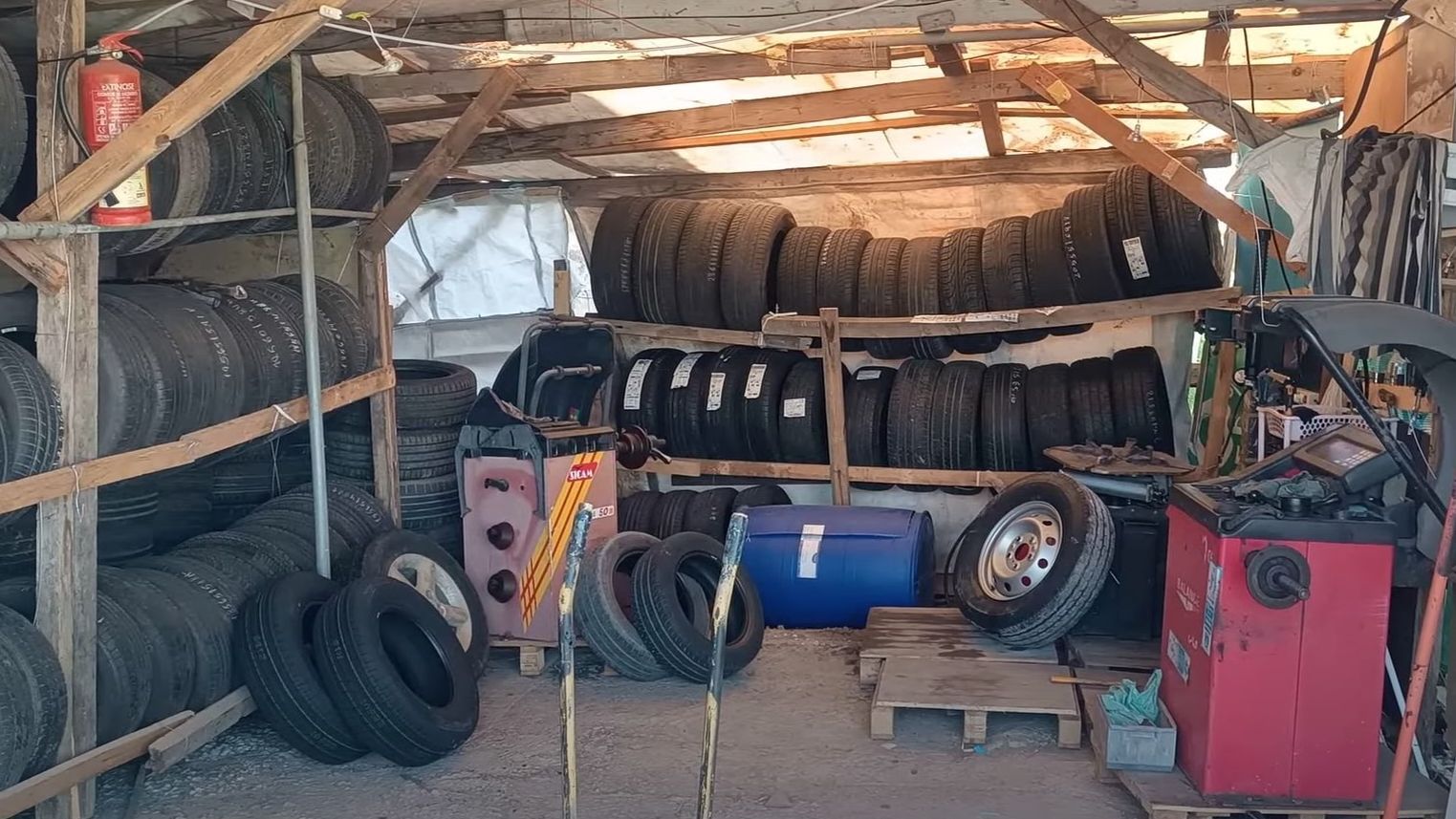 Neumáticos en un taller ilegal en Málaga