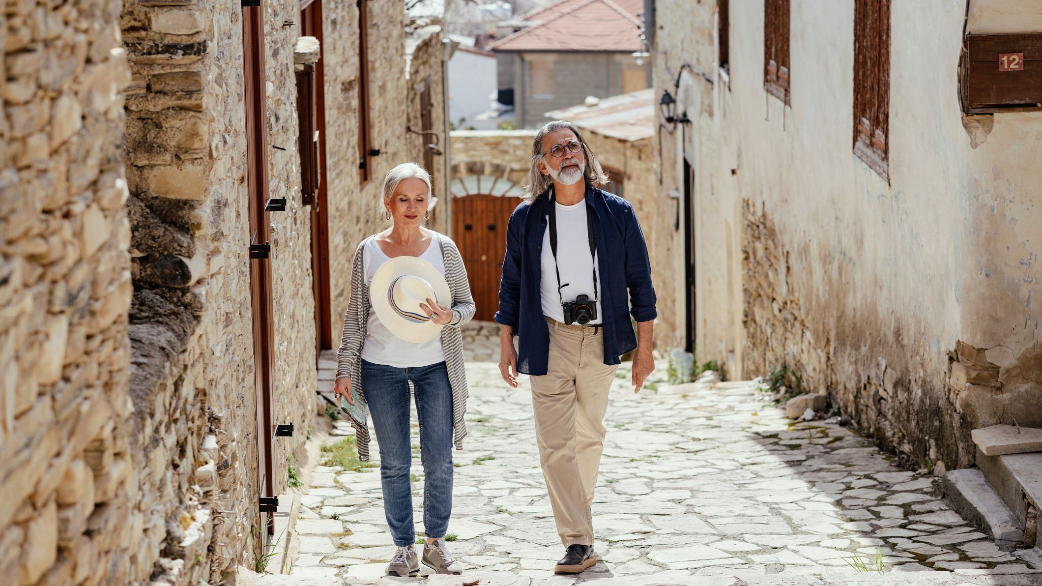 Pareja visitando el antiguo pueblo de Lefkara, Chipre.