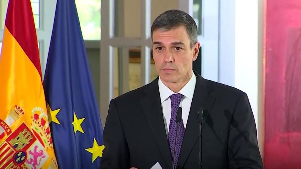 Pedro Sánchez contesta en una rueda de prensa desde Pekín ante las acusaciones a su mujer, Begoña Gómez.