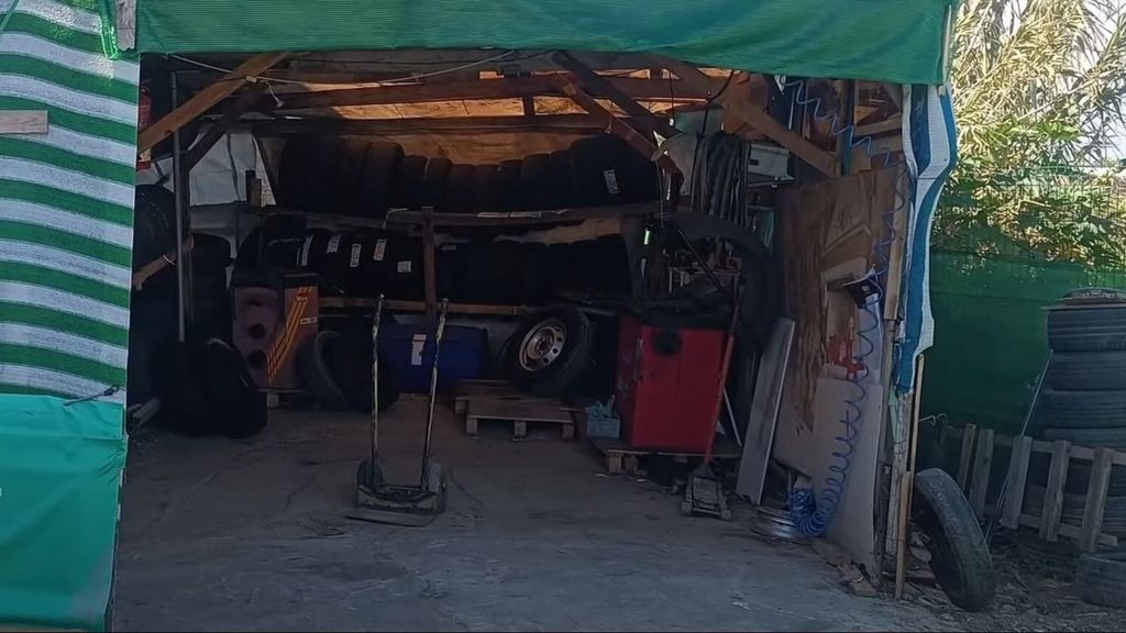 Denuncian en Málaga un taller de neumáticos ilegal construido con madera y plásticos