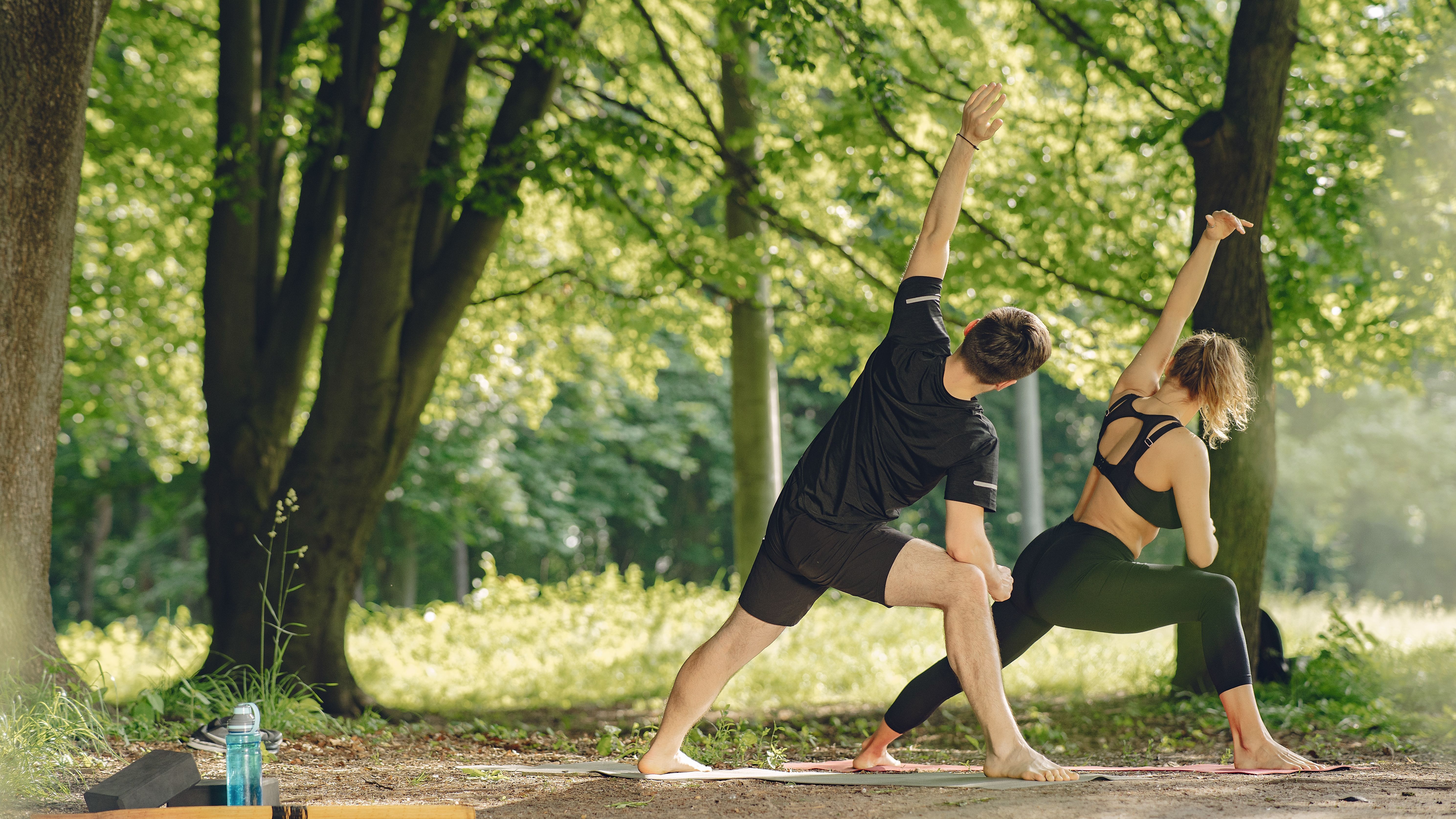 ejercicio pareja yoga ejercicio pareja yoga