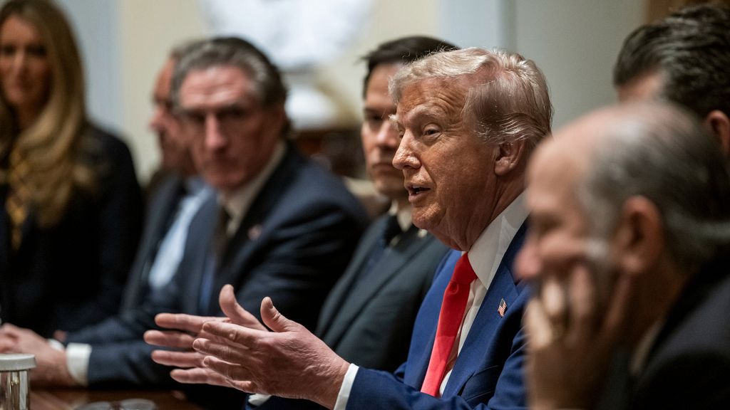 El presidente de Estados Unidos, Donald Trump, exime a los teléfonos, los ordenadores y los chips de los aranceles recíprocos