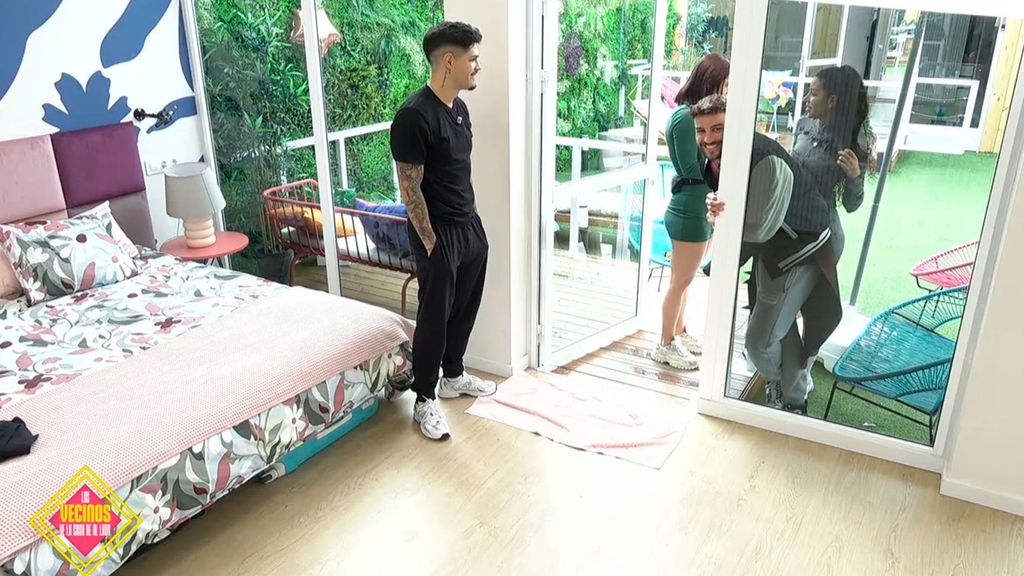 Las chicas pican a Gerard llamándole 'El nucas' Los vecinos de la casa de al lado Temporada 2 Top Vídeos 1320