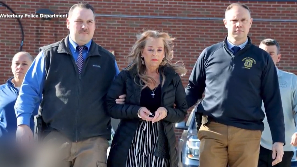 Un hombre pasa 20 años secuestrado en una habitación por su madrastra en EEUU: solo recibía dos vasos de agua al día