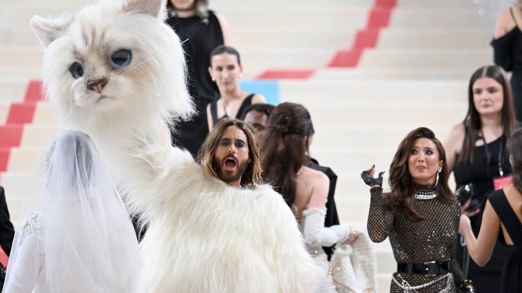 El 2023 fue el año de las reinterpretaciones y guiños del estilo de Karl Lagerfeld