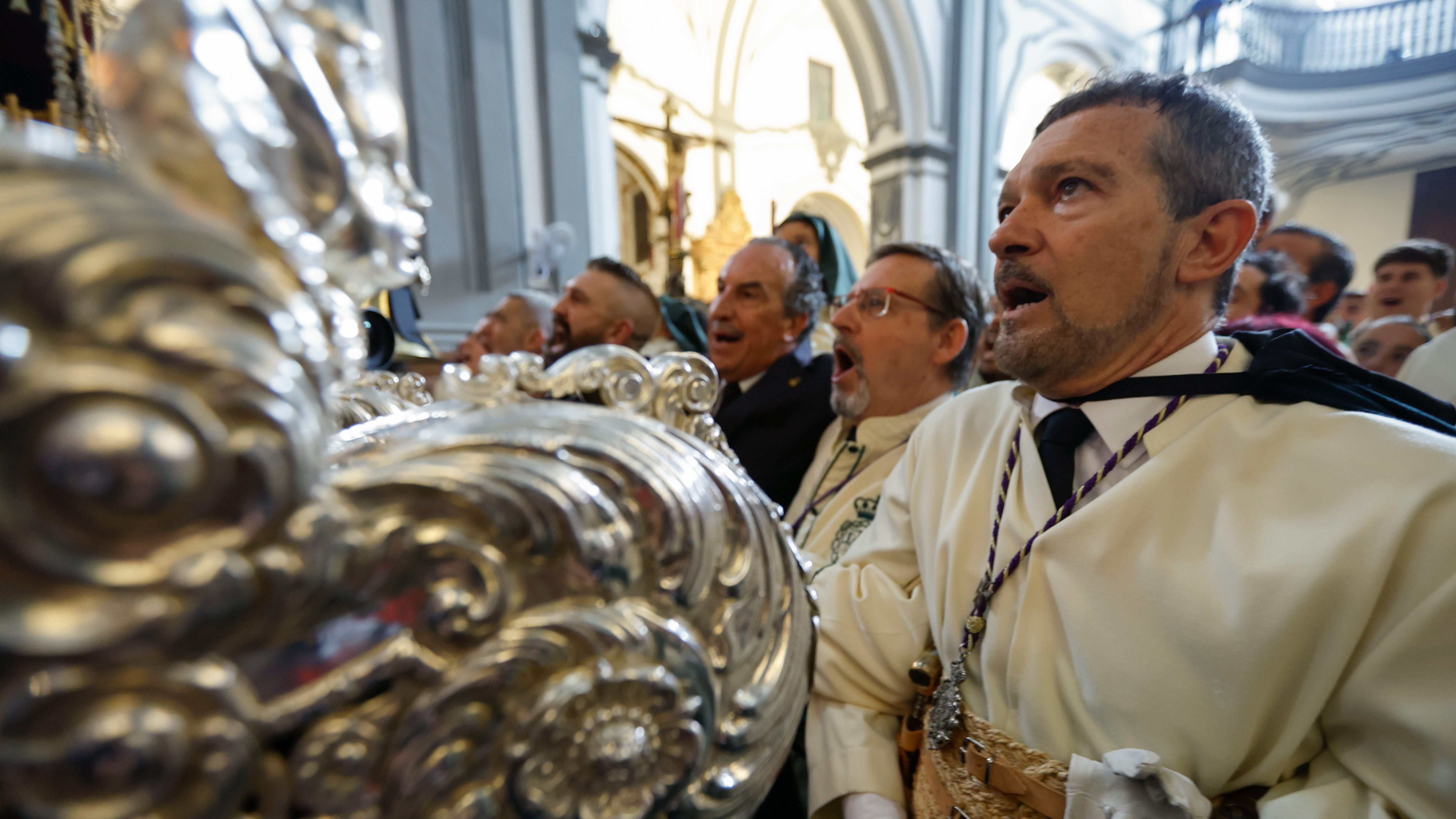 El actor Antonio Banderas, participa en la procesión de la Cofradía de la Virgen de Lágrimas y Favores este domingo de Ramos en Málaga
