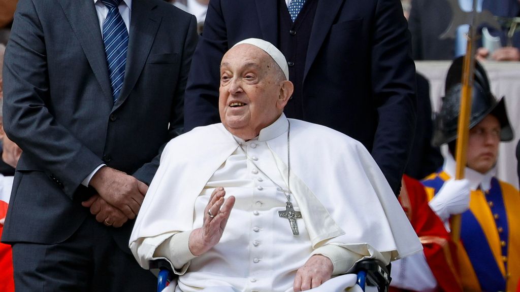 El papa Francisco aparece en la Plaza de San Pedro al final de la misa: "Buen Domingo de Ramos, buena Semana Santa"