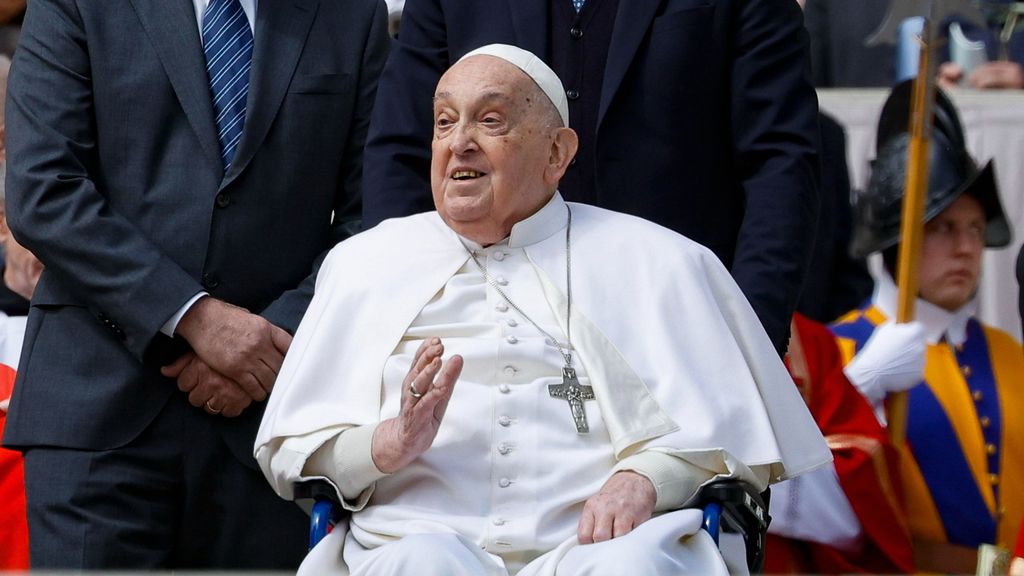 El papa Francisco aparece en la Plaza de San Pedro al final de la misa: "Buen Domingo de Ramos, buena Semana Santa"