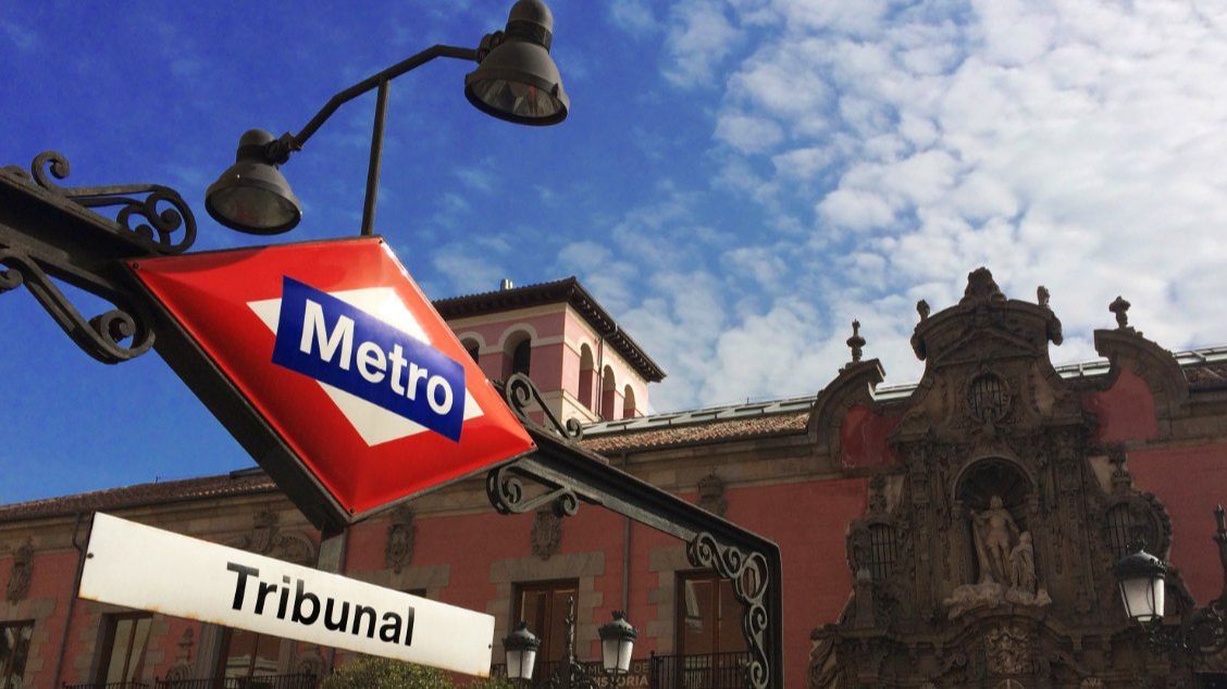 Entrada a la estación de Metro de Tribunal en Madrid