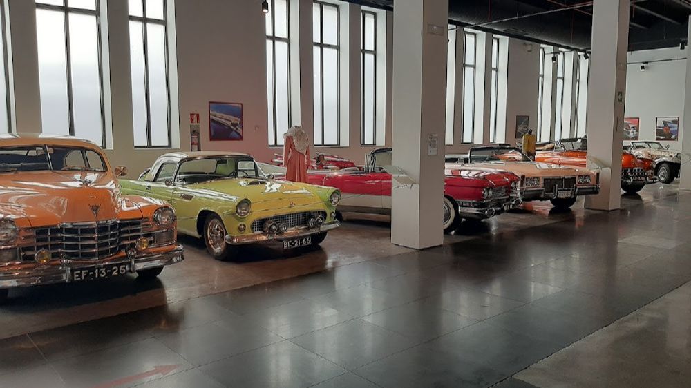Este museo ofrece una original combinación entre automóviles y diseño de moda.