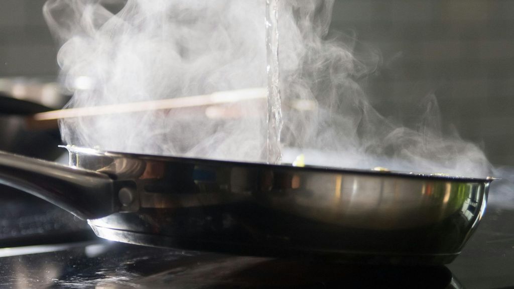 Humo saliendo de una sartén caliente