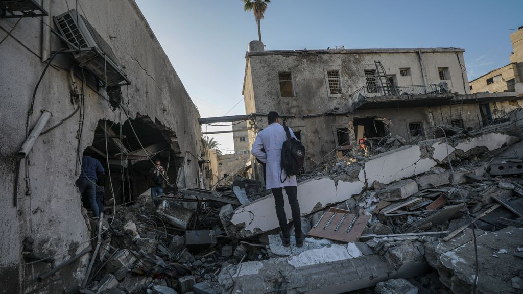 Israel ataca el hospital Bautista de la ciudad de Gaza: los muertos por los ataques suman ya 50.944 palestinos