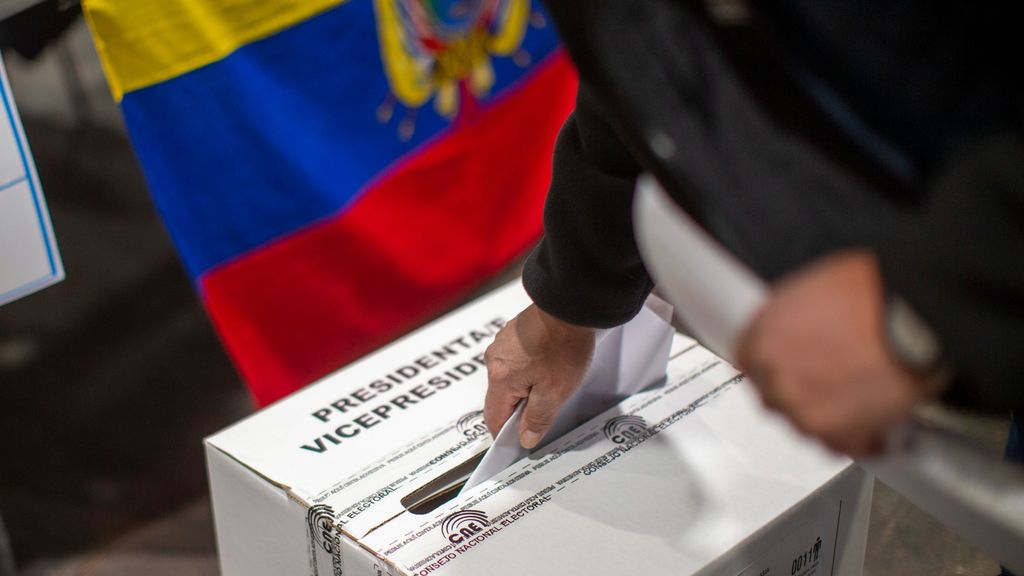 Miles de ecuatorianos en España votan en la segunda vuelta electoral de la que saldrá el presidente de su país