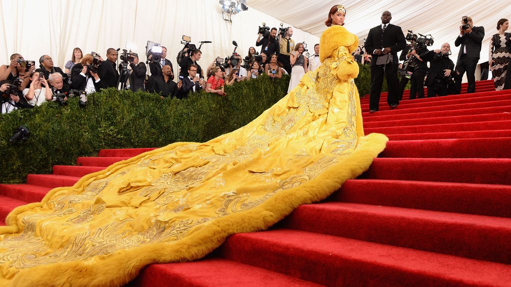Rihanna en la gala de 2015 con un majestuoso vestido de Guo Pei