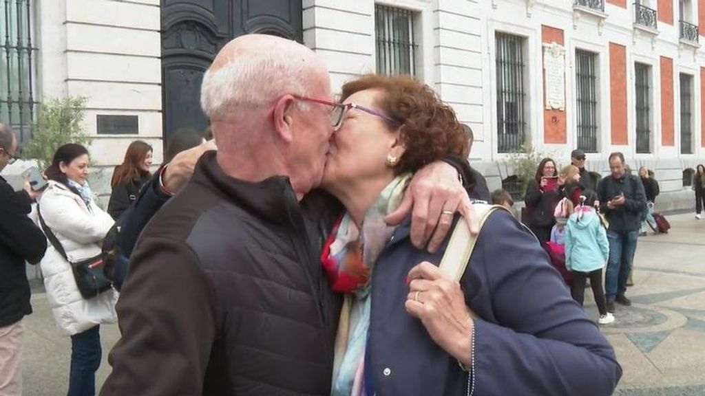 Una pareja besándose en la Puerta del Sol de Madrid