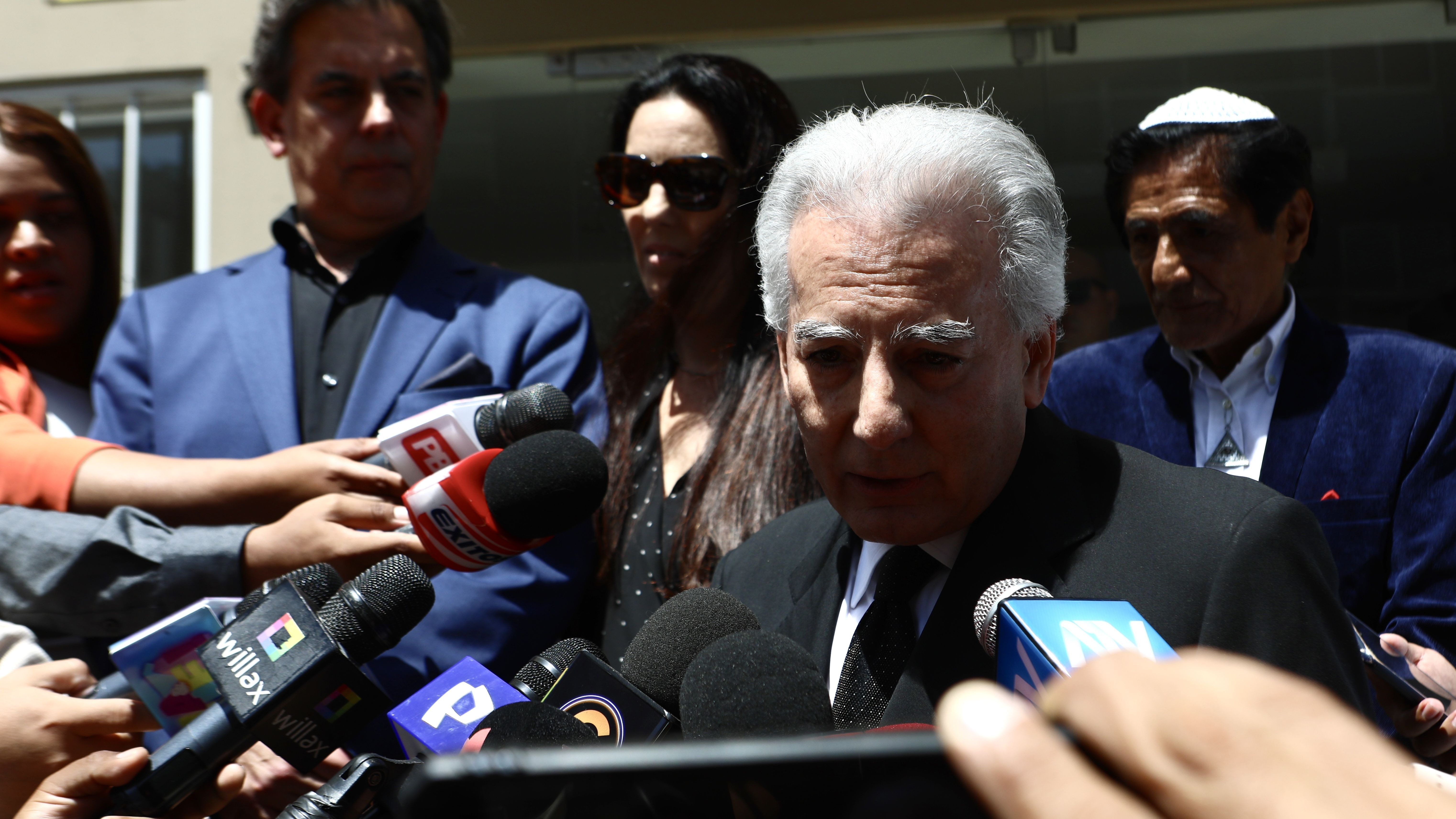 Álvaro Vargas Llosa, a las puertas de la casa de Perú donde despiden a su padre