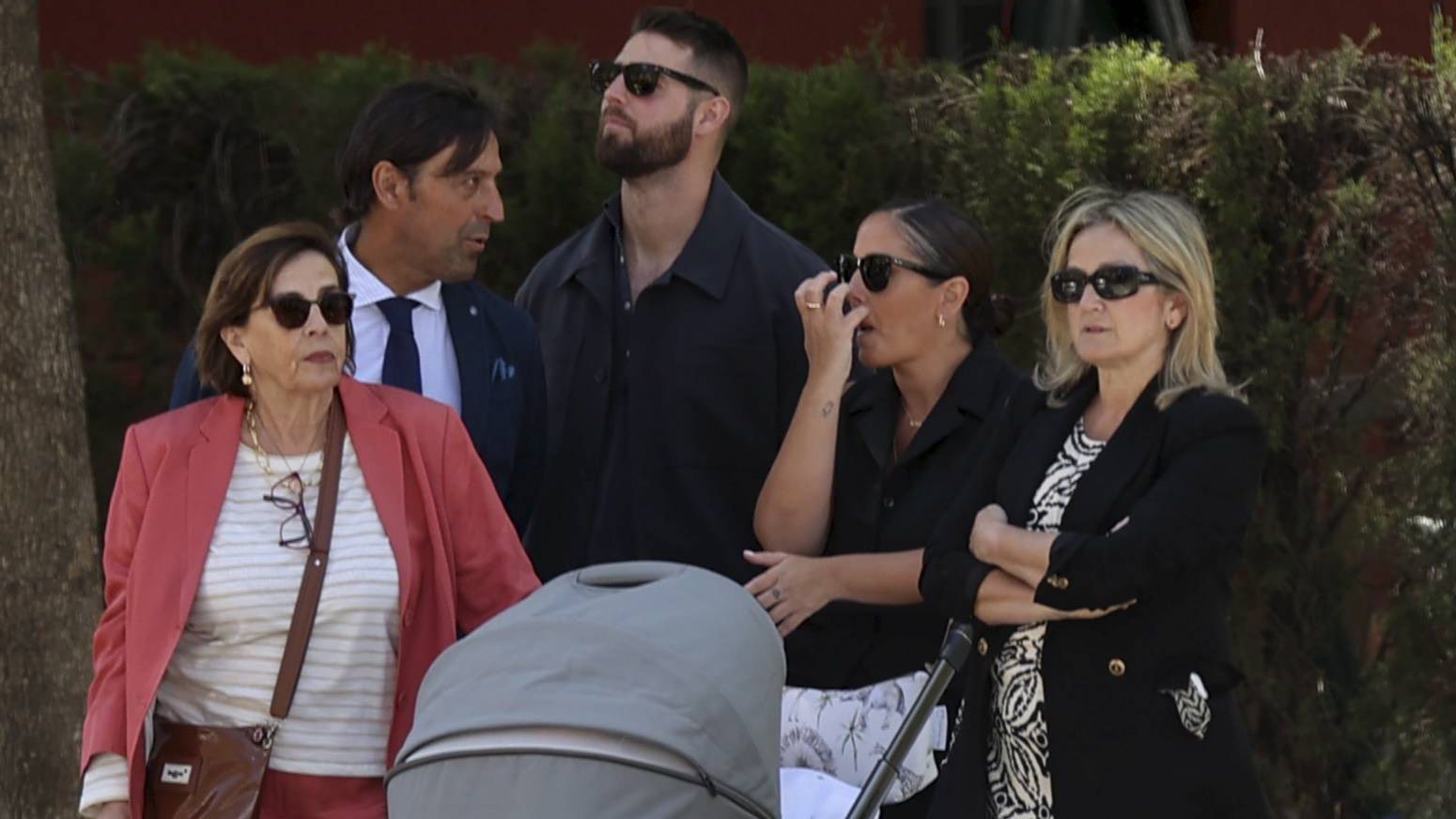 Anabel, David, su hija Alma y sus respectivas familias se reúnen en Sevilla