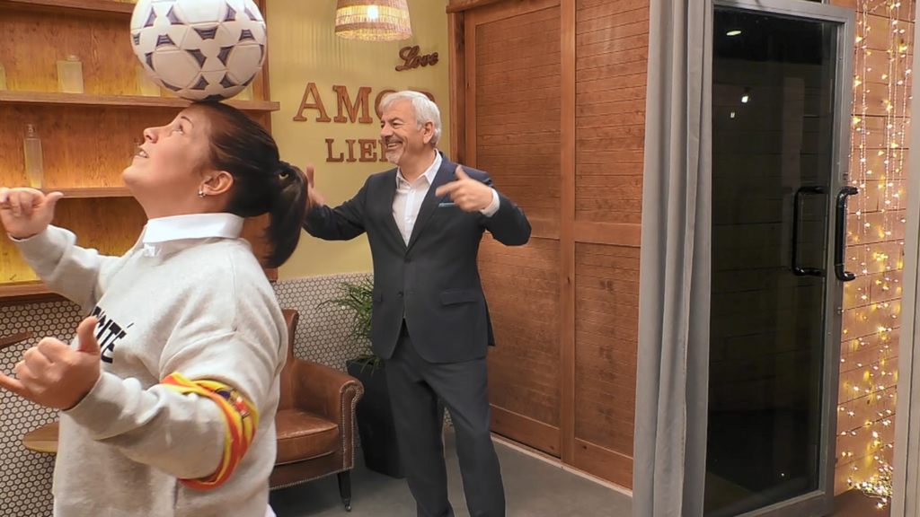 Cristina demuestra su toque de balón en 'First Dates'