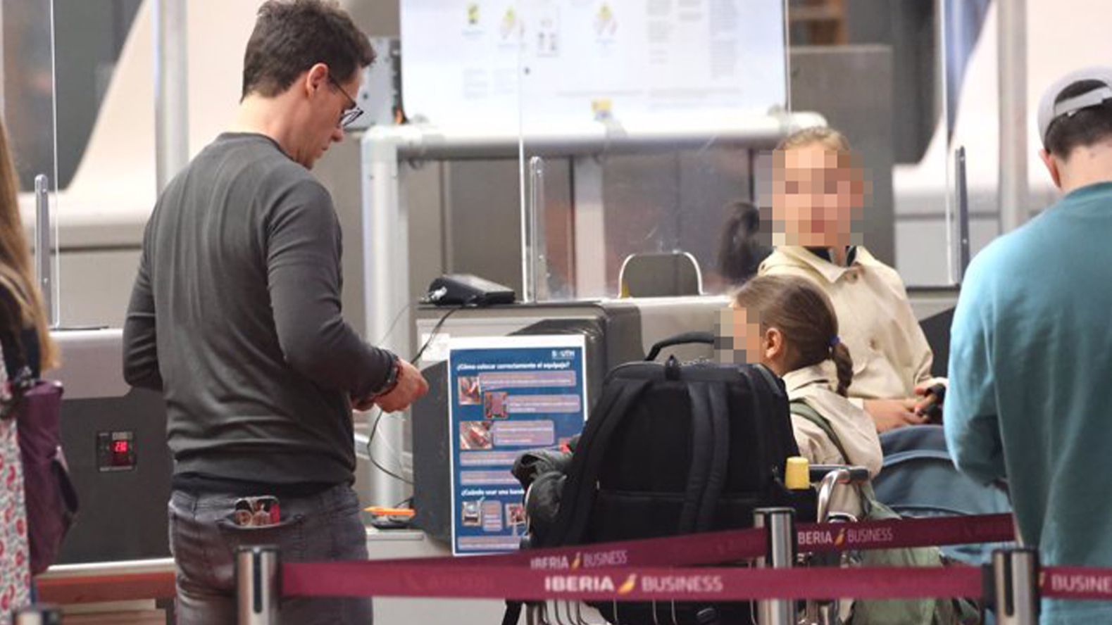 Christian Gálvez, con su hijo y las hijas de Patricia Pardo, en el aeropuerto