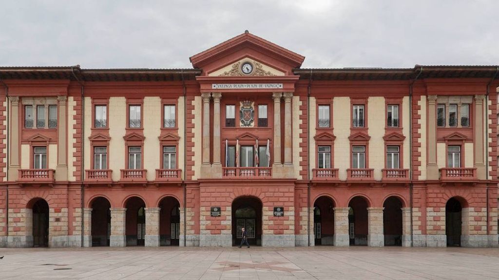 El Ayuntamiento de Eibar fue el primero del Estado en izar la bandera republicana en 1931.