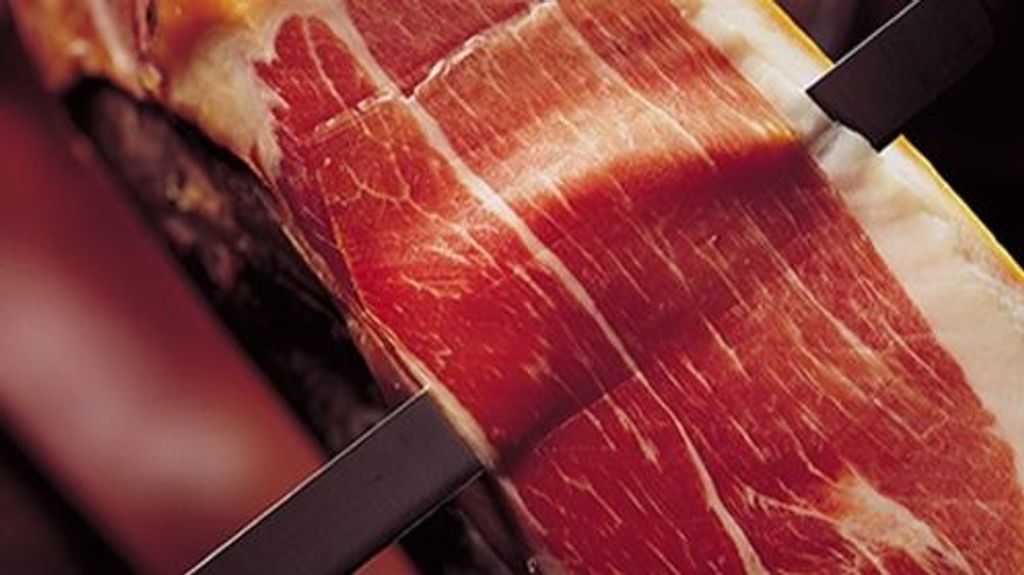 Reino Unido prohíbe la importación de carnes y productos lácteos procedentes de la UE: adiós a llevar jamón en la maleta