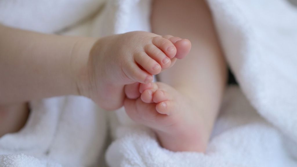 Detenidos por la compraventa de un bebé: una familia pagó dos mil euros a la madre biológica