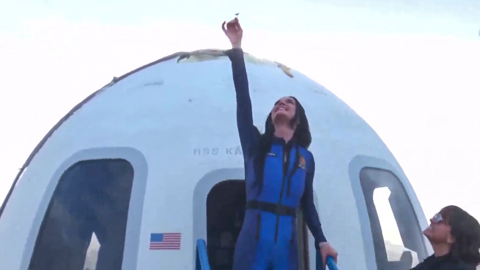Katy Perry levantando su margarita después del viaje espacial