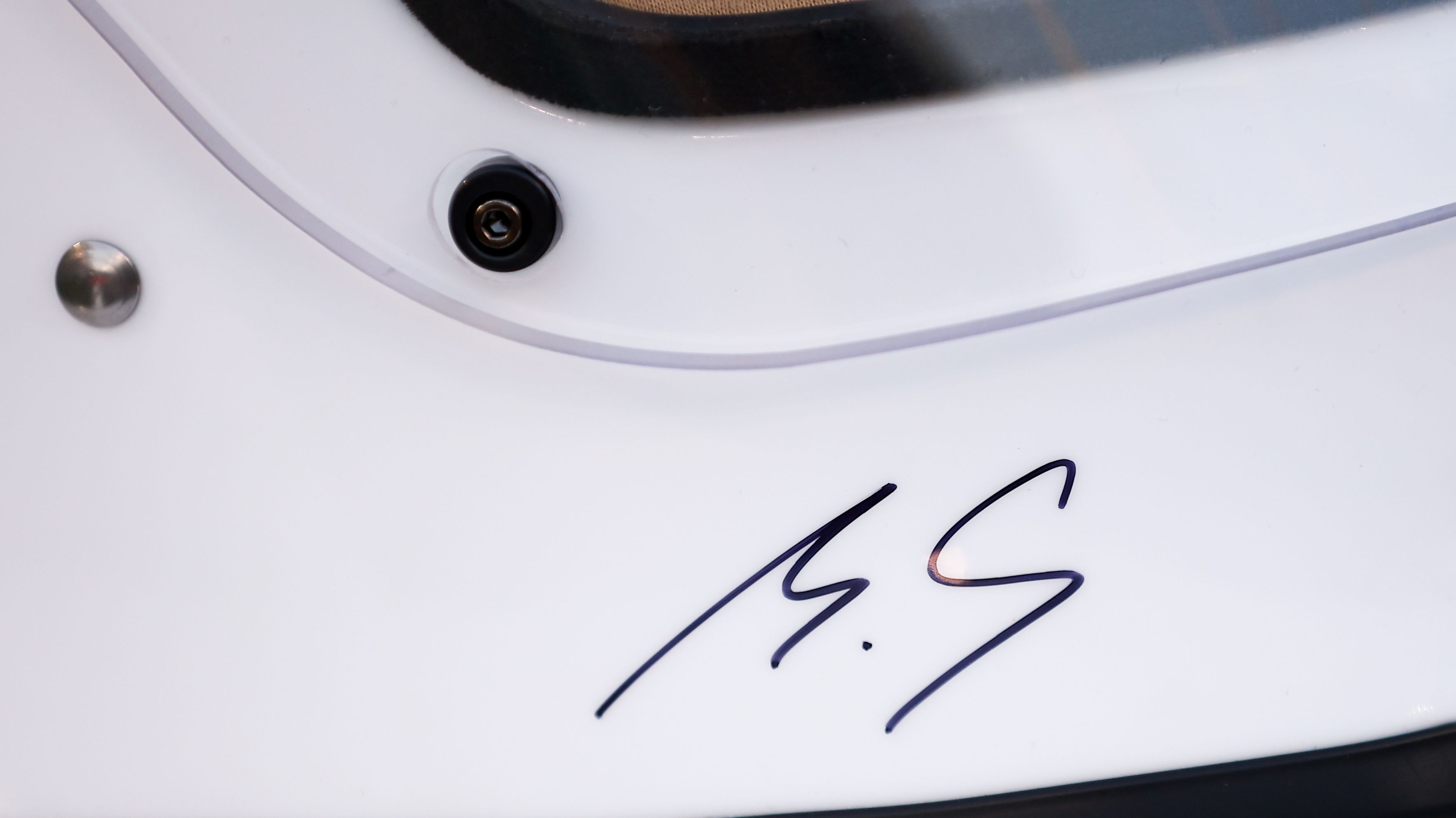 La firma de Michael Schumacher con sus iniciales 'MS' en el casco del expiloto Jackie Stewart por una causa solidaria
