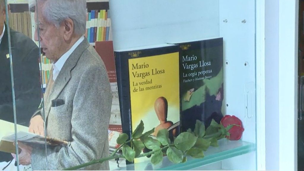 Lectores y libreros rinden homenaje a Mario Vargas Llosa