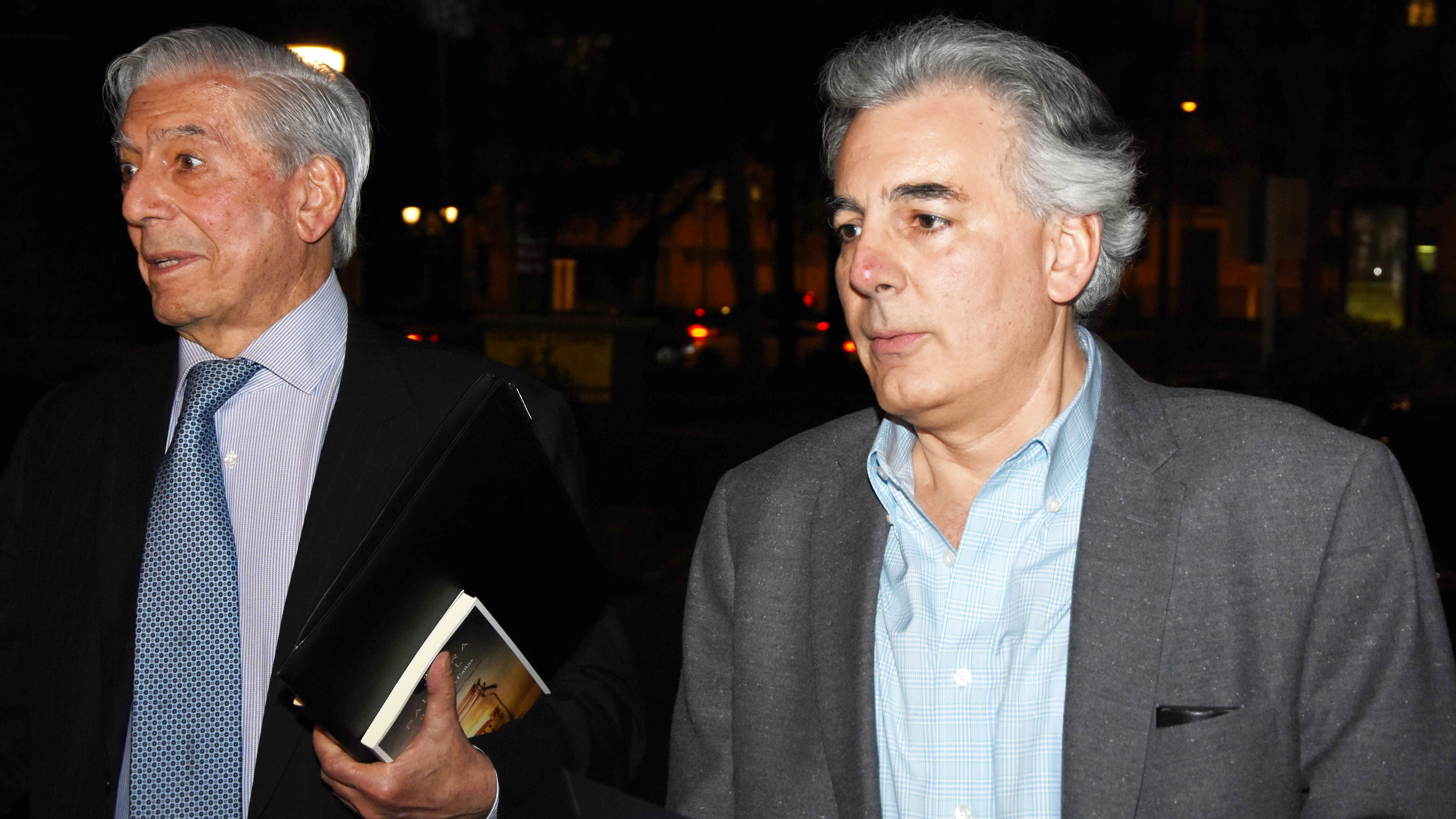 Mario Vargas Llosa, junto a su hijo Álvaro