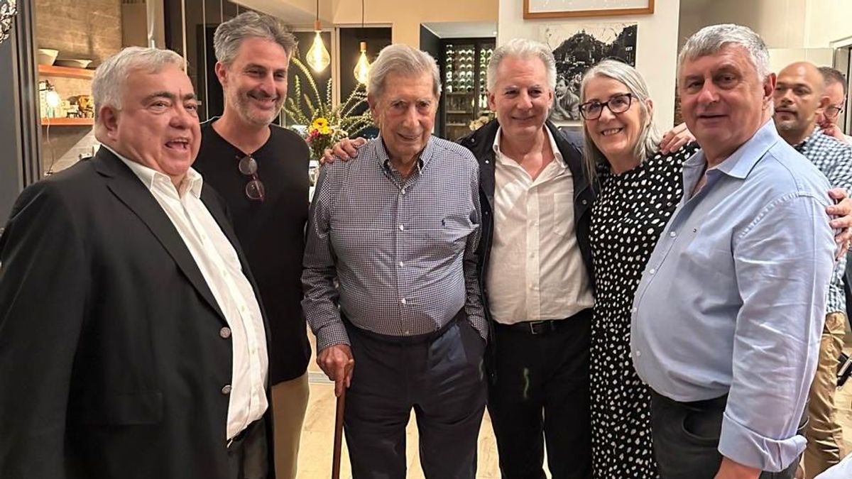 Mario Vargas Llosa, junto a sus amigos y su hijo Álvaro.