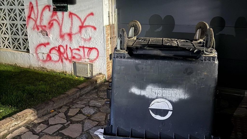 Tiran un contenedor de basura y pintan la fachada de la vivienda del alcalde de San Roque, en Cádiz