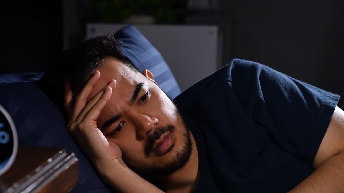 Un hombre preocupado por hablar en sueños.