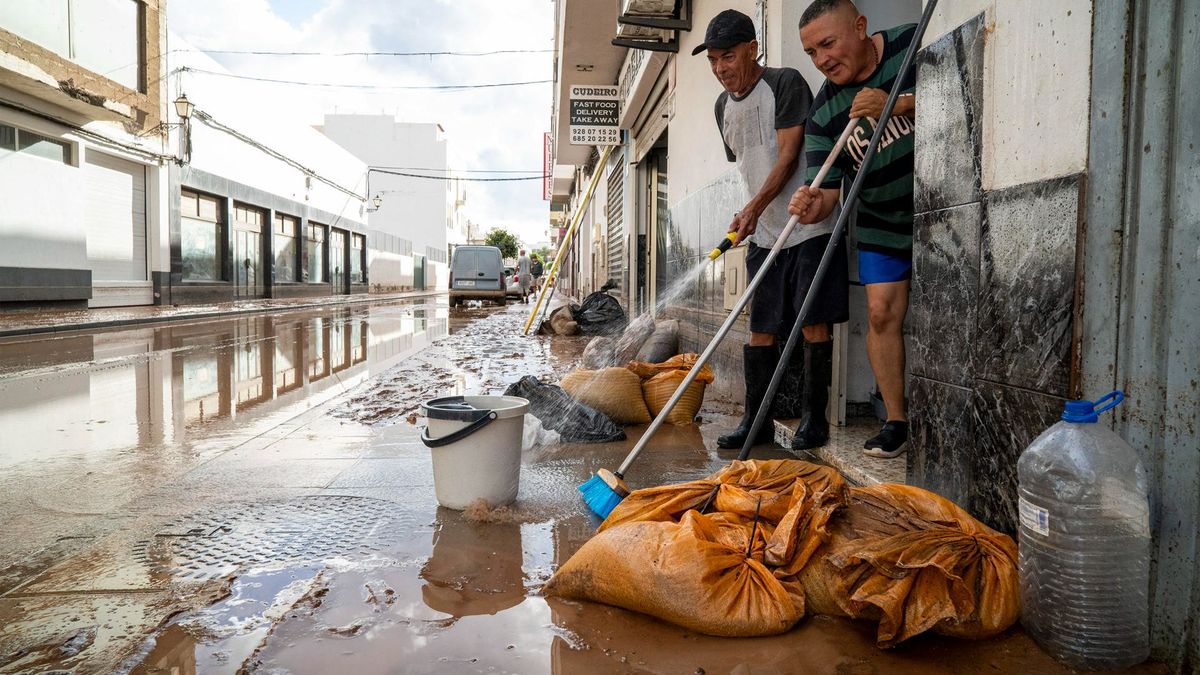 Vecinos de Arrecife en Lanzarote limpian su casa