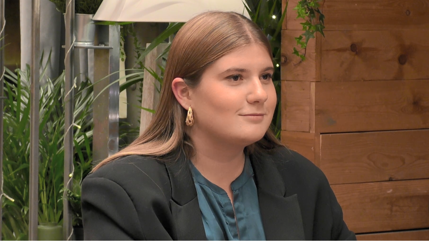 A Cloti no le gusta nada su cita y no presta mucha atención a su conversación