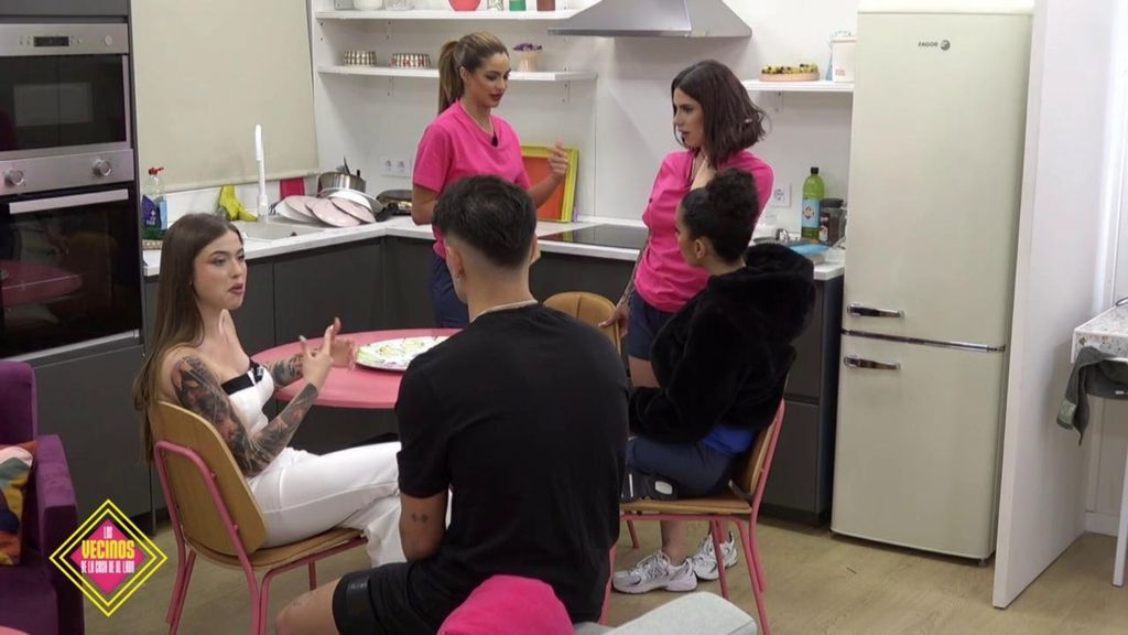 Andrea Bueno cuenta su experiencia con una vidente: "Sin decirle nada contó muchas cosas" Los vecinos de la casa de al lado Temporada 2 Top Vídeos 1338