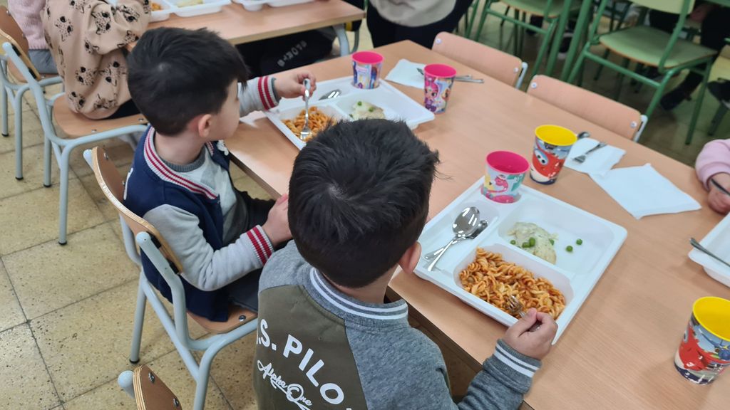 El Gobierno apuesta por comedores saludables en las escuelas: frutas, verduras y pescado